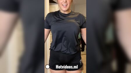 Tati Xo mostra le sue grandi tette naturali