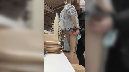 Un po' di divertimento con un manichino (manichino da vetrina)