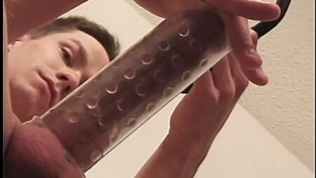 Ragazzi bianchi sexy dai corpi giovani e scolpiti usano pompe per il pene per ottenere membri enormi