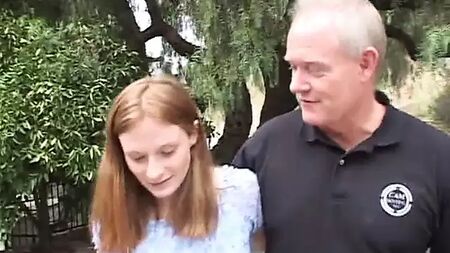 Una puttana incinta e la sua amica si fanno una scopata di gruppo