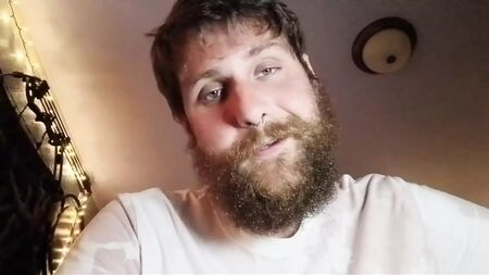 Un dominatore dalla lingua sporca si diverte con il suo grosso cazzo