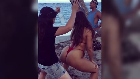 Il sedere formoso di Ashley Graham che fa twerking in spiaggia