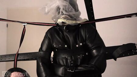Bondage in piedi con camicia di forza in pelle