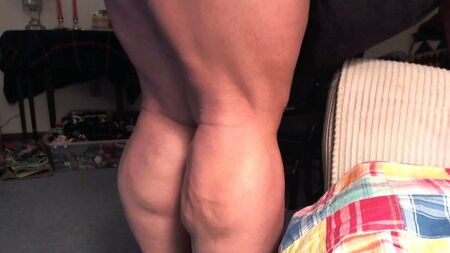 Gambe pesanti, polpacci grossi. Un look da sera con tacchi neri