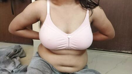 La cognata di Desi è nuda