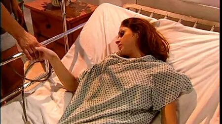 Un grosso dildo con cinturino riempie la graziosa fighetta di questa adolescente mora in fuga