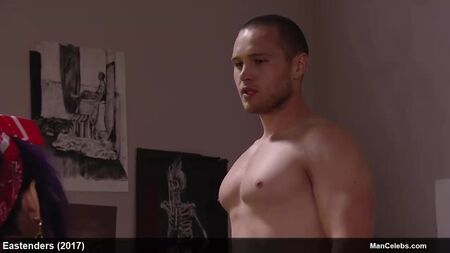 Il personaggio famoso Danny Walters posa nudo per un pittore
