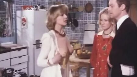 Carol Hawkins si scopre il seno per Pikey