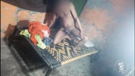 Nanga ladka, ragazzo timido a torso nudo