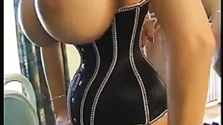 Corsetti e piercing per Françoise - Parte 2