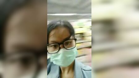Grandi tette asiatiche al supermercato
