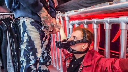 Adorazione di orinatoi e stivali da skinhead