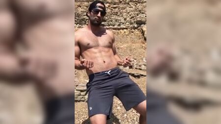 Un ragazzo sexy con un rigonfiamento enorme nei pantaloncini