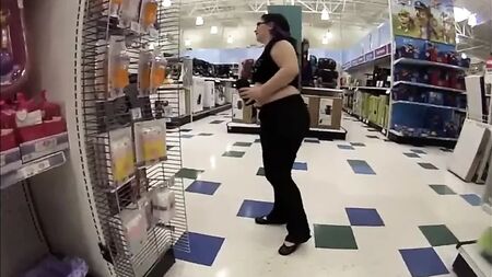Una ragazza paffuta si scoreggia in pubblico mentre fa shopping