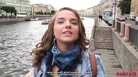 Il ragazzo accetta di girare un film porno