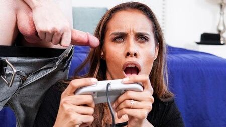 La matrigna gioca con il joystick del videogioco del figliastro - MommyBlowsBest