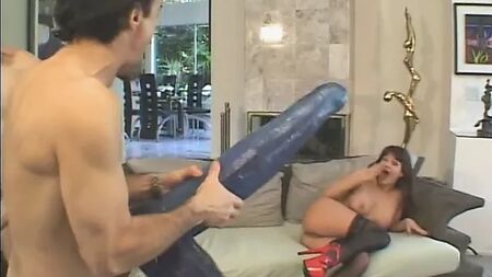 Due ragazzi ben dotati si divertono con tutti e tre i buchi di questa puttana dai capelli scuri assetata di sesso