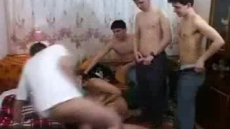 Una donna insaziabile soddisfa il figlio e i suoi amici