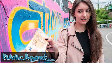 Public Agent - Una studentessa d'arte universitaria molto carina di 19 anni, con un bel seno naturale, si fa scopare all'aperto da un cazzo enorme