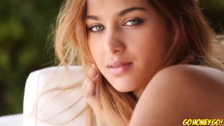 Una ragazza super sexy si masturba
