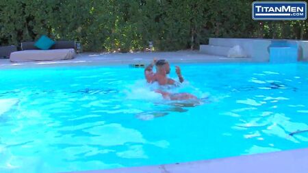 Fusti in costume da bagno si tolgono i pantaloncini per un'adorazione dei glutei a bordo piscina