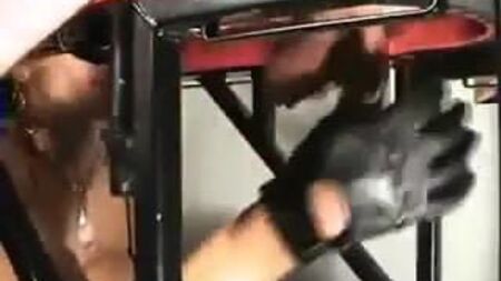Cazzo e palle usati come sacco da boxe da una dominatrice