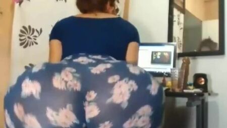 Un culo enorme in dei leggings orribili