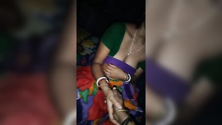 Il video di Desi bhabhi girato dal marito mentre è felice (Parte 1)