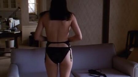 Jennifer Connelly si spoglia rimanendo in reggiseno e mutandine sexy