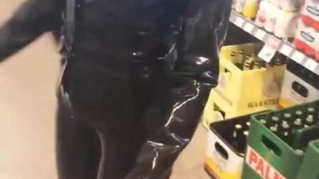 Una sottomessa mentre fa la spesa
