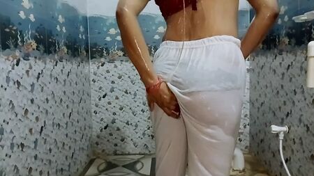 Una mamma indiana che fa il bagno in un legis bianco mi fa sentire meglio