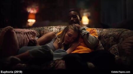 Barbie Ferreira, Hunter Schafer, Sydney Sweeney: nudo e sesso