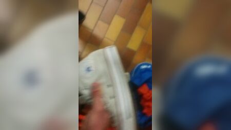 Scarpe Converse All Star bianche di una ragazza sconosciuta in palestra (P1)