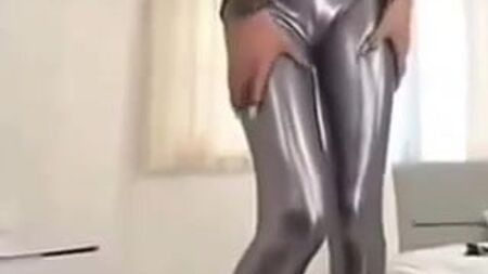 una ragazza stupenda con dei leggings argentati luccicanti