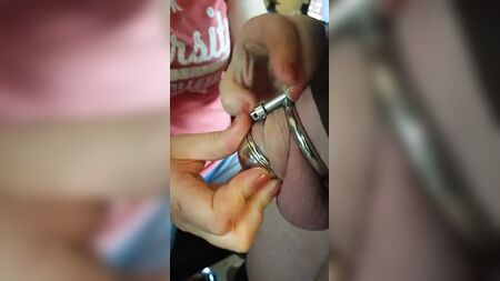 Chiudere in un piccolo dispositivo di castità