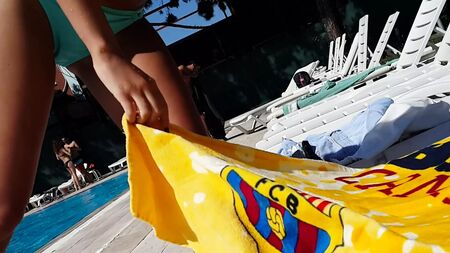 La mia ragazza mostra le linee della figa e il cameltoe in un bikini bagnato in piscina