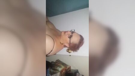 Amatoriale matura BBW: pompini in un glory hole su Craigslist