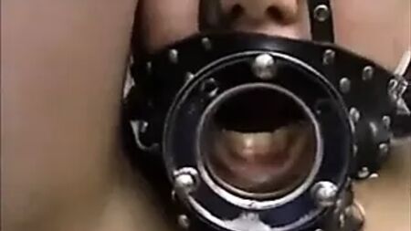 Bondage facciale estremo con adolescenti asiatiche