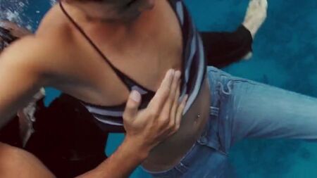 Jessica Alba in "Into the Blue": scivolo del capezzolo al rallentatore 5x