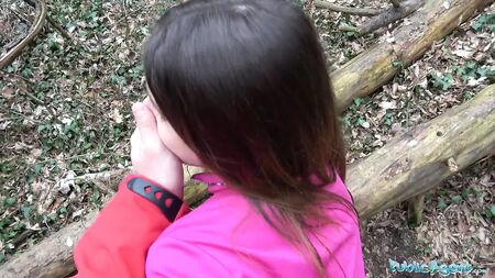 Agente pubblico: una jogger sexy scopata nel bosco