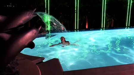 Elizabeth Berkley - Sesso in piscina