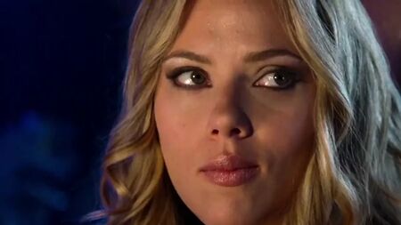 Video di Scarlett Johansson che si bacia in modo sensuale
