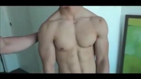 Il bellissimo ragazzo traslocatore e la sua prima esperienza gay