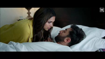 Deepika Padukone – Scene di baci appassionati