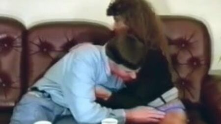 Video d'epoca di una ragazza con stivali alti in vinile che si fa scopare