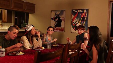Jenna Sativa e Jess Gatsby sono due adolescenti lesbiche tatuate che fanno sesso