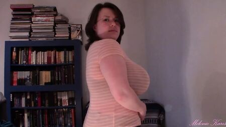 Tette enormi, seno che scende, camicia trasparente