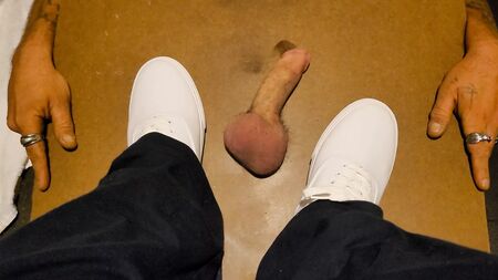 Stringendogli il cazzo con le sue Keds bianche