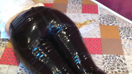 Mi stringe il sedere in questi pantaloni di vinile lucido