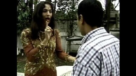 India: una ladyboy ammalia un ragazzo etero che si trasforma in un finocchio